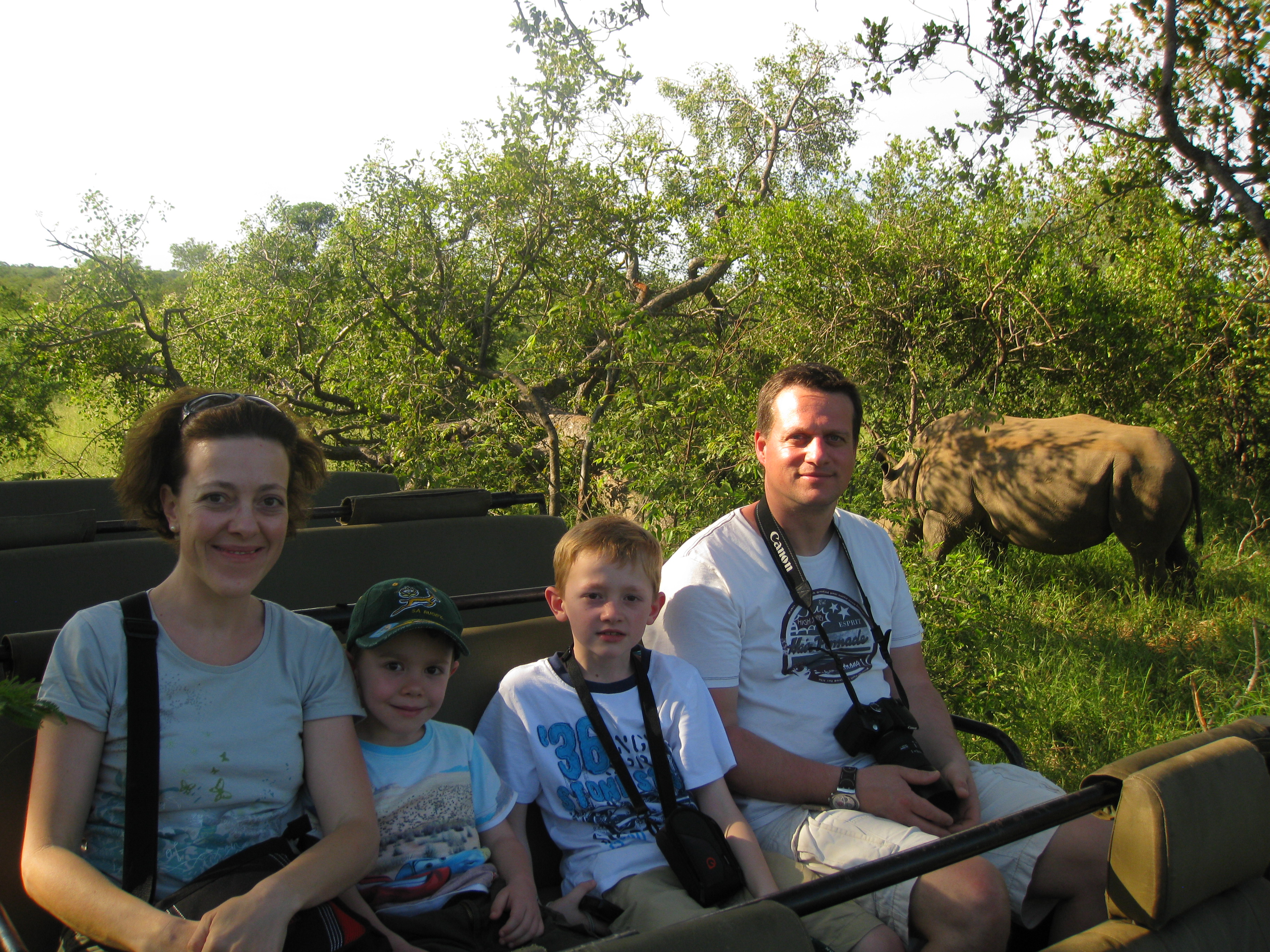 Safari mit Familie und Nashorn im Krüger Nationalpark Südafrika